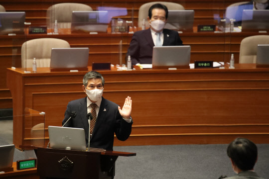 정경두 국방부 장관이 15일 국회 본회의장에서 열린 외교·통일·안보 분야 대정부 질문에서 답변하고 있다.  연합뉴스